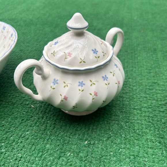 Johnson Brothers Other - Johnson Brothers Melody Ceramic Plate 22 pieces!!
Made in England!